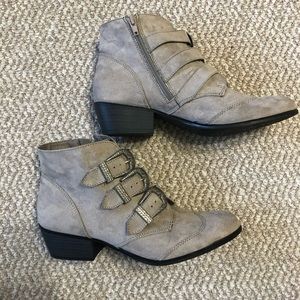 Buckle detail gray booties